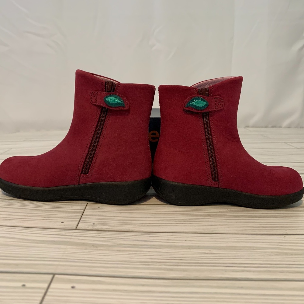 Stride Rite Nubuck Suede Leather Boots W/Embroidered Flowers Size 7W Walking - Picture 5 of 13